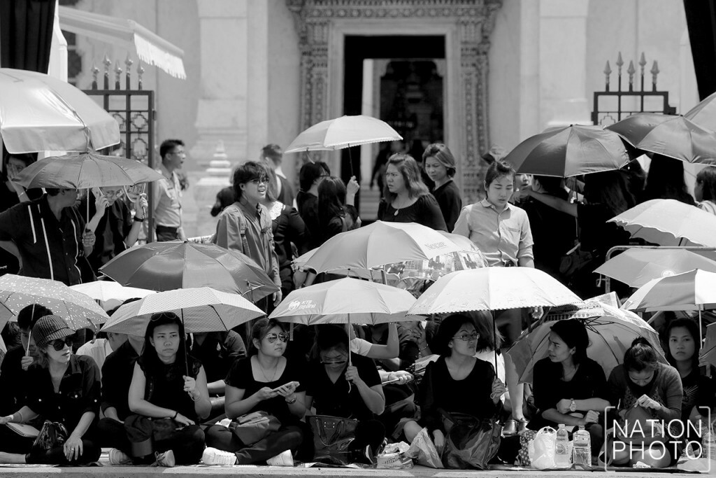 พสกนิกรเดินทางมารอบริเวณท้องสนามหลวง ในพิธีเคลื่อนพระบรมศพ พสกนิกรเดินทางมารอบริเวณท้องสนามหลวง ในพิธีเคลื่อนพระบรมศพ