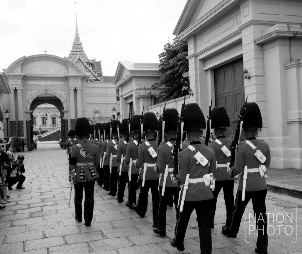 ทหารมหาดเล็กรักษาพระองค์ เตรียมรับขบวนเสด็จพระบรมศพ