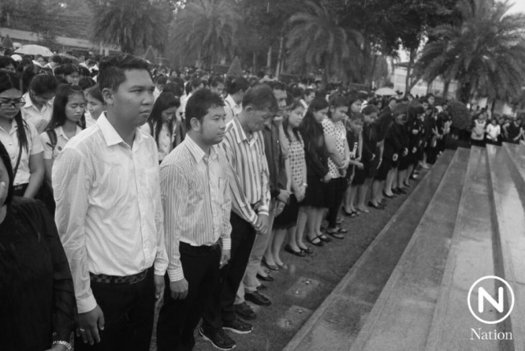 อธิการบดี มรภ. สุราษฎร์ธานี
นำ นศ.-อาจารย์-จนท. กว่าพันคน ถวายความอาลัยท่ามกลางสายฝน อธิการบดี มรภ. สุราษฎร์ธานี
นำ นศ.-อาจารย์-จนท. กว่าพันคน ถวายความอาลัยท่ามกลางสายฝน