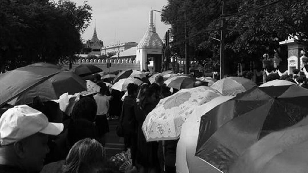 พสกนิกรชาวไทย ที่ วัดพระแก้ว ประตูวิเศษไชยศรี