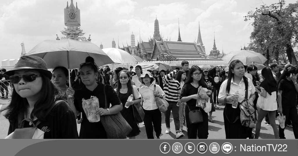 พสกนิกรชาวไทย หลั่งไหลปักหลักเต็ม 2 ข้างทาง พสกนิกรชาวไทย หลั่งไหลปักหลักเต็ม 2 ข้างทาง