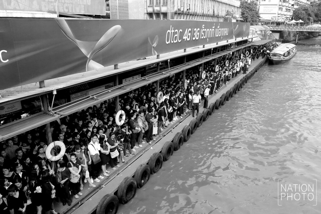 ประชาชนใช้บริการเรือ เดินทางไปสนามหลวง เพื่อร่วมถวายความอาลัย ในพิธีเคลื่อนพระบรมศพ ประชาชนใช้บริการเรือ เดินทางไปสนามหลวง เพื่อร่วมถวายความอาลัย ในพิธีเคลื่อนพระบรมศพ