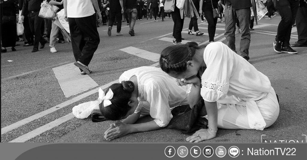 พสกนิกรชาวไทยร่ำไห้ ในพิธีเชิญพระบรมศพ พสกนิกรชาวไทยร่ำไห้ ในพิธีเชิญพระบรมศพ
