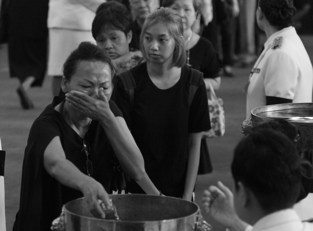 สำนักพระราชวังเปิดโอกาสให้ประชาชนถวายน้ำสรงพระบรมศพพระบาทสมเด็จพระเจ้าอยู่หัวภูมิพลอดุลยเดชฯ สำนักพระราชวังเปิดโอกาสให้ประชาชนถวายน้ำสรงพระบรมศพพระบาทสมเด็จพระเจ้าอยู่หัวภูมิพลอดุลยเดชฯ