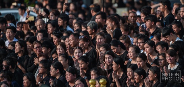 พสกนิกรสุดกลั้น  หลั่งน้ำตาแห่งความโศกเศร้า