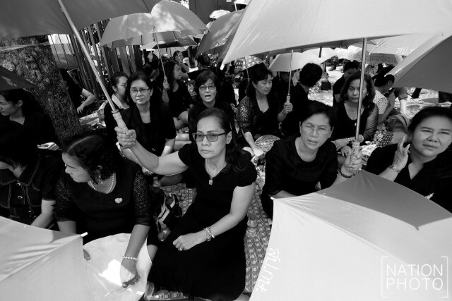 พสกนิกรเดินทางมารอบริเวณท้องสนามหลวง ในพิธีเคลื่อนพระบรมศพ