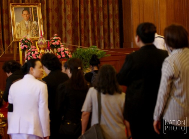 สำนักพระราชวังเปิดโอกาสให้ประชาชนถวายน้ำสรงพระบรมศพพระบาทสมเด็จพระเจ้าอยู่หัวภูมิพลอดุลยเดชฯ