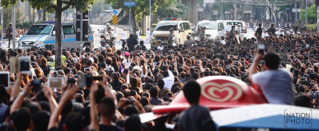 พระราชินีพร้อมพระบรมวงศานุวงศ์ เสด็จฯ ในขบวนเชิญพระบรมศพสู่พระบรมมหาราชวัง