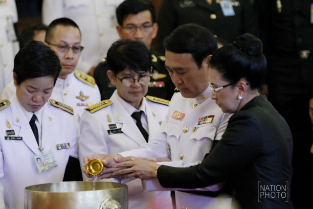 นายกฯ นำ ครม.ถวายน้ำสรงพระบรมศพ