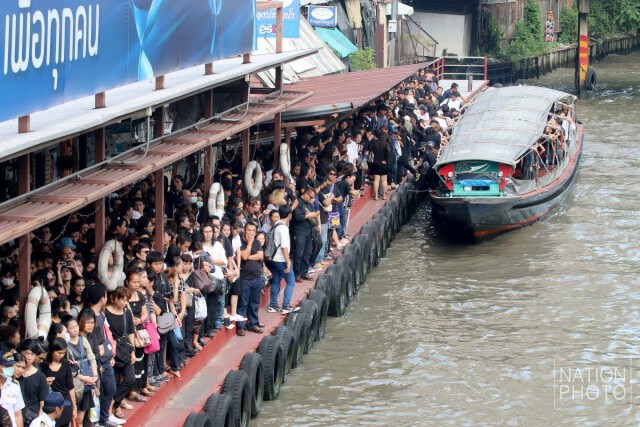 ประชาชนใช้บริการเรือ เดินทางไปสนามหลวง เพื่อร่วมถวายความอาลัย ในพิธีเคลื่อนพระบรมศพ