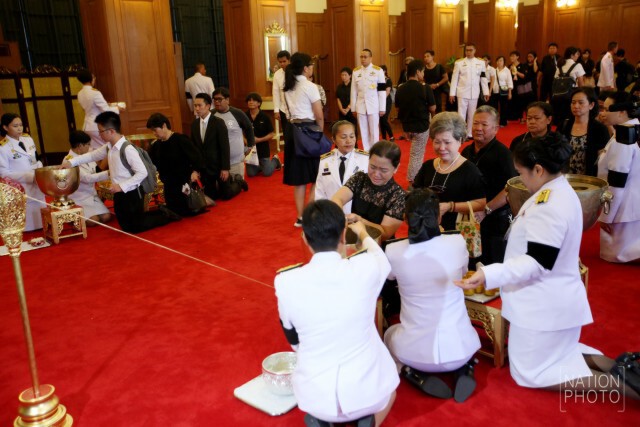 สำนักพระราชวังเปิดโอกาสให้ประชาชนถวายน้ำสรงพระบรมศพพระบาทสมเด็จพระเจ้าอยู่หัวภูมิพลอดุลยเดชฯ