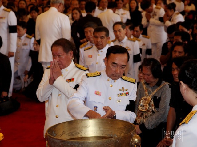 นายกฯ นำ ครม.ถวายน้ำสรงพระบรมศพ