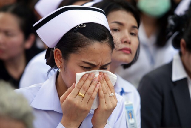 พสกนิกรชาวไทยร่ำไห้ ในพิธีเชิญพระบรมศพ