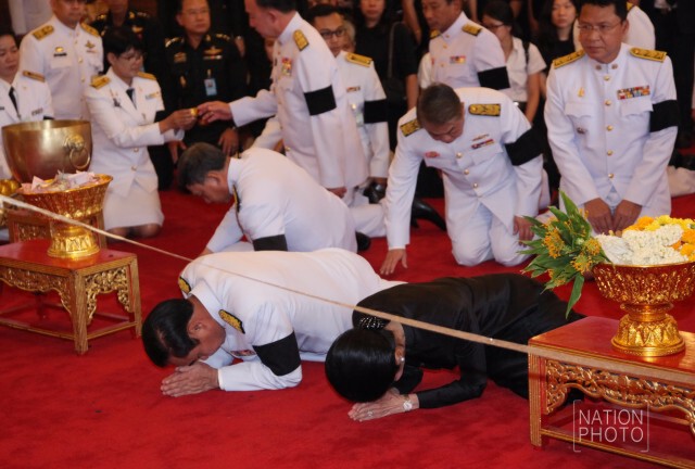 นายกฯ นำ ครม.ถวายน้ำสรงพระบรมศพ
