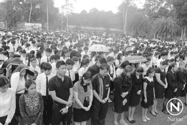 อธิการบดี มรภ. สุราษฎร์ธานี
นำ นศ.-อาจารย์-จนท. กว่าพันคน ถวายความอาลัยท่ามกลางสายฝน