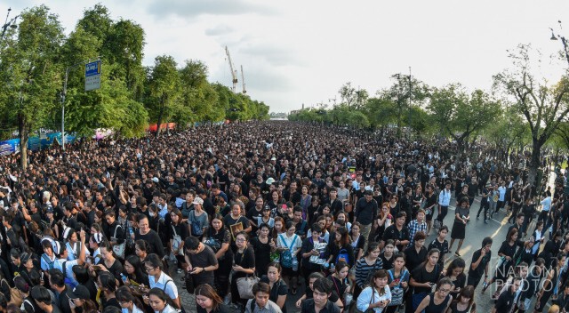 พสกนิกรสุดกลั้น  หลั่งน้ำตาแห่งความโศกเศร้า