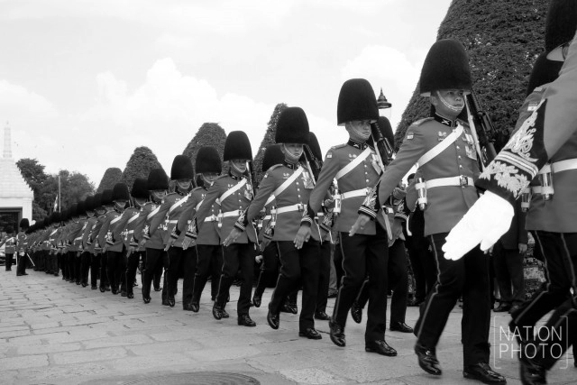 ทหารมหาดเล็กรักษาพระองค์ เตรียมรับขบวนเสด็จพระบรมศพ