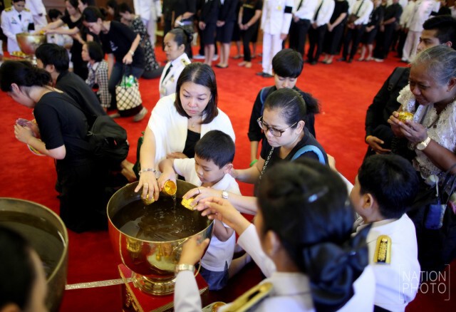 สำนักพระราชวังเปิดโอกาสให้ประชาชนถวายน้ำสรงพระบรมศพพระบาทสมเด็จพระเจ้าอยู่หัวภูมิพลอดุลยเดชฯ