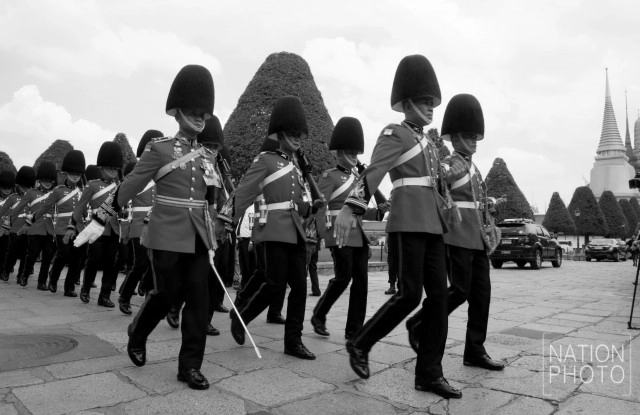 ทหารมหาดเล็กรักษาพระองค์ เตรียมรับขบวนเสด็จพระบรมศพ