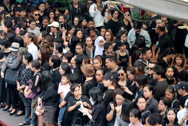 ประชาชนใช้บริการเรือ เดินทางไปสนามหลวง เพื่อร่วมถวายความอาลัย ในพิธีเคลื่อนพระบรมศพ