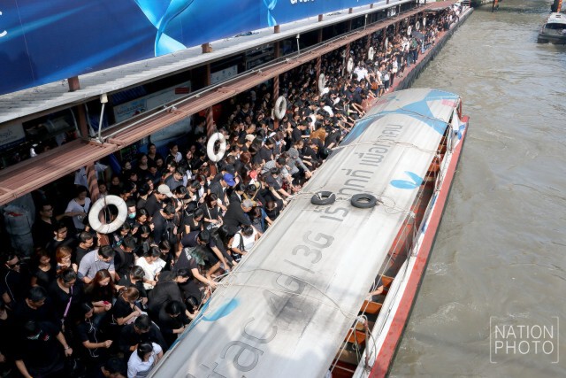 ประชาชนใช้บริการเรือ เดินทางไปสนามหลวง เพื่อร่วมถวายความอาลัย ในพิธีเคลื่อนพระบรมศพ