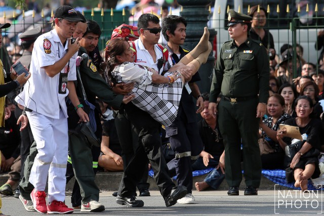 พสกนิกรชาวไทยร่ำไห้ ในพิธีเชิญพระบรมศพ