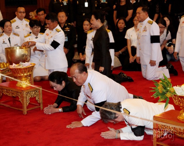 นายกฯ นำ ครม.ถวายน้ำสรงพระบรมศพ