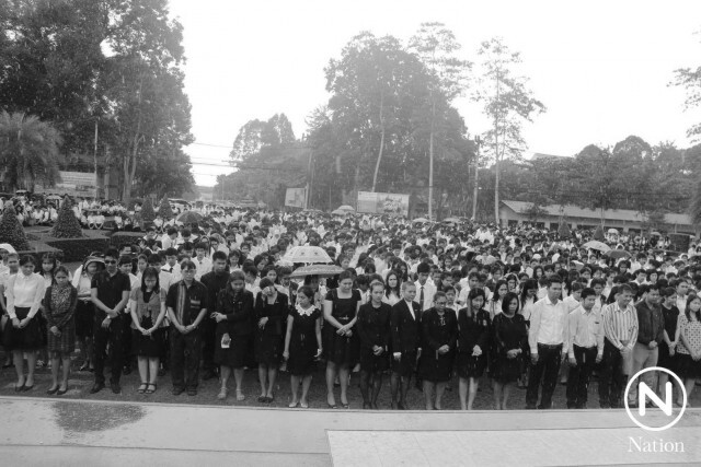 อธิการบดี มรภ. สุราษฎร์ธานี
นำ นศ.-อาจารย์-จนท. กว่าพันคน ถวายความอาลัยท่ามกลางสายฝน