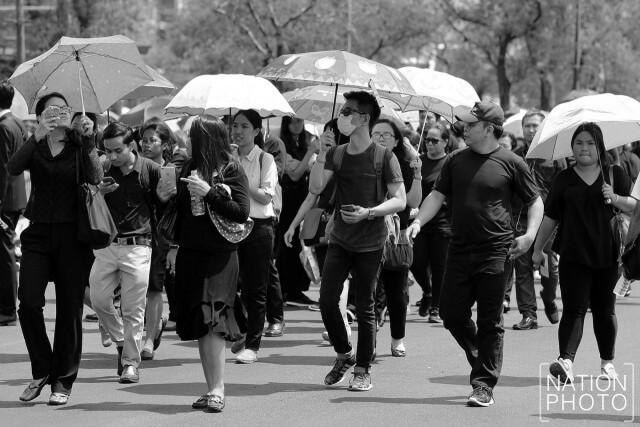 พสกนิกรเดินทางมารอบริเวณท้องสนามหลวง ในพิธีเคลื่อนพระบรมศพ