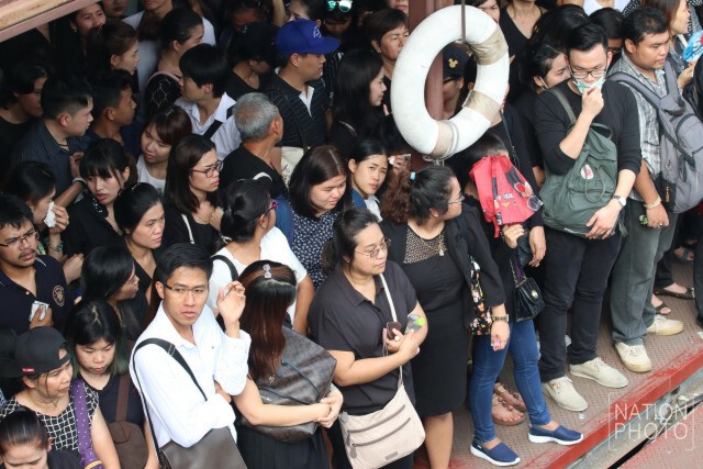 ประชาชนใช้บริการเรือ เดินทางไปสนามหลวง เพื่อร่วมถวายความอาลัย ในพิธีเคลื่อนพระบรมศพ