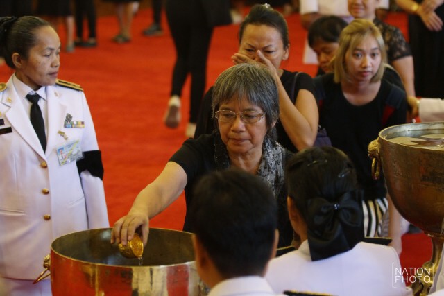 สำนักพระราชวังเปิดโอกาสให้ประชาชนถวายน้ำสรงพระบรมศพพระบาทสมเด็จพระเจ้าอยู่หัวภูมิพลอดุลยเดชฯ