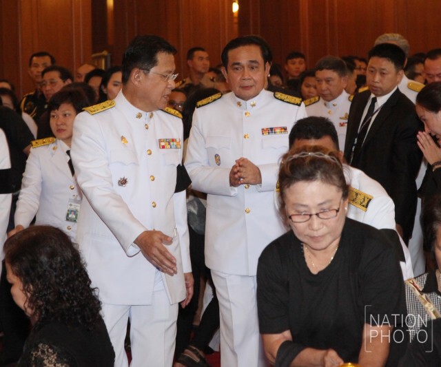นายกฯ นำ ครม.ถวายน้ำสรงพระบรมศพ