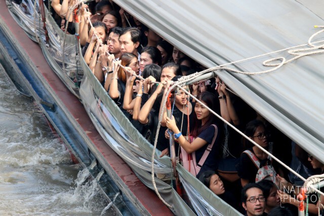ประชาชนใช้บริการเรือ เดินทางไปสนามหลวง เพื่อร่วมถวายความอาลัย ในพิธีเคลื่อนพระบรมศพ