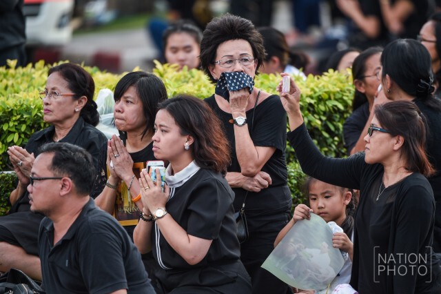 พสกนิกรสุดกลั้น  หลั่งน้ำตาแห่งความโศกเศร้า