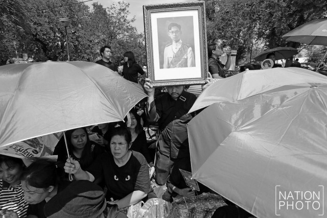 พสกนิกรเดินทางมารอบริเวณท้องสนามหลวง ในพิธีเคลื่อนพระบรมศพ