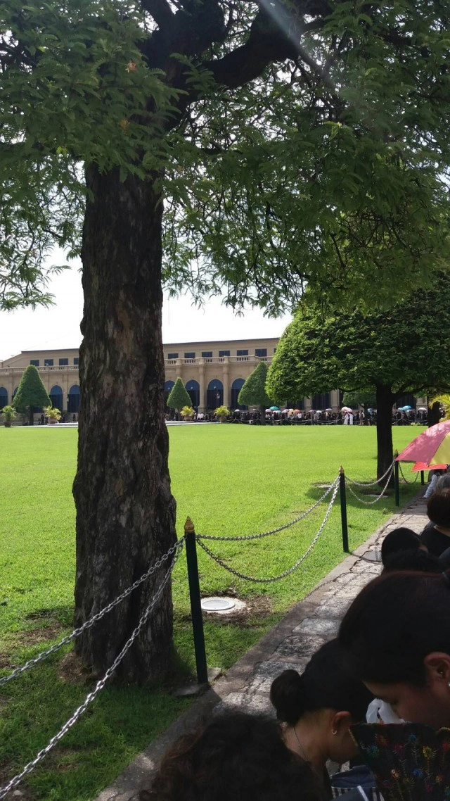 พสกนิกรชาวไทย ที่ วัดพระแก้ว ประตูวิเศษไชยศรี