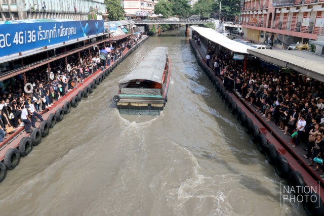 ประชาชนใช้บริการเรือ เดินทางไปสนามหลวง เพื่อร่วมถวายความอาลัย ในพิธีเคลื่อนพระบรมศพ