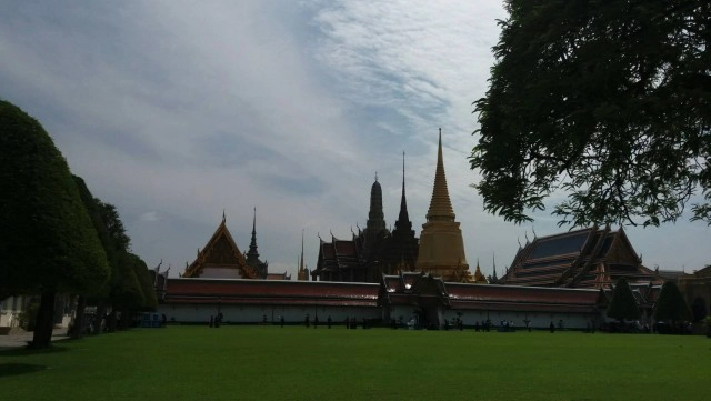 พสกนิกรชาวไทย ที่ วัดพระแก้ว ประตูวิเศษไชยศรี