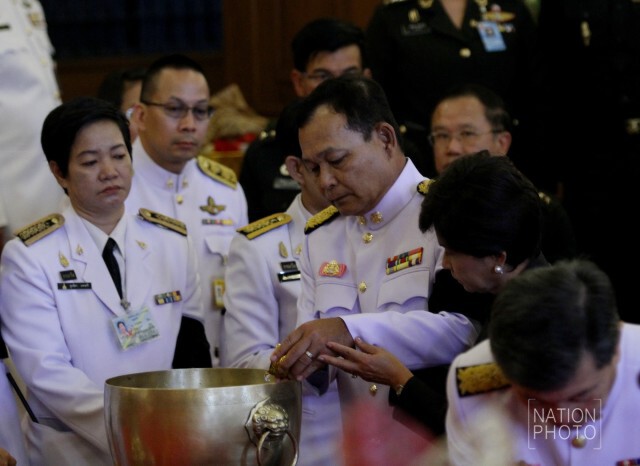 นายกฯ นำ ครม.ถวายน้ำสรงพระบรมศพ
