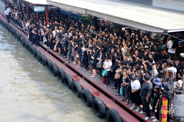 ประชาชนใช้บริการเรือ เดินทางไปสนามหลวง เพื่อร่วมถวายความอาลัย ในพิธีเคลื่อนพระบรมศพ