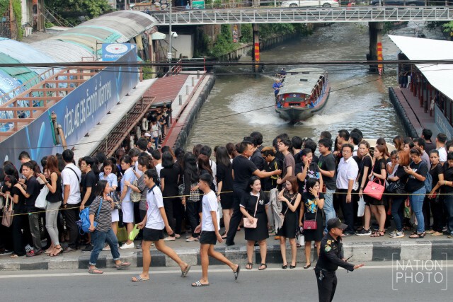 ประชาชนใช้บริการเรือ เดินทางไปสนามหลวง เพื่อร่วมถวายความอาลัย ในพิธีเคลื่อนพระบรมศพ