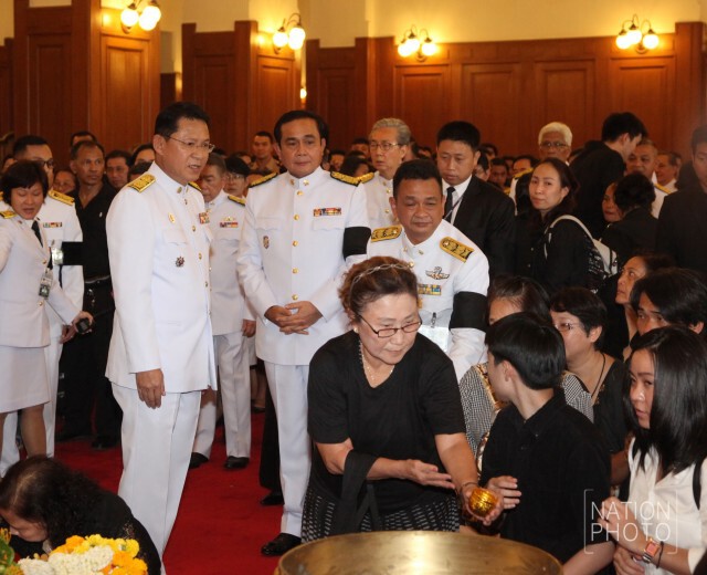 นายกฯ นำ ครม.ถวายน้ำสรงพระบรมศพ