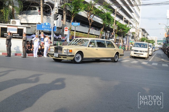 พสกนิกรชาวไทยร่ำไห้ ในพิธีเชิญพระบรมศพ