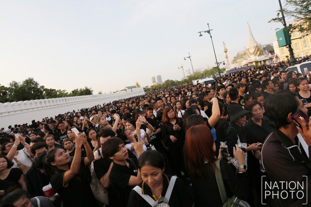 พสกนิกรชาวไทยร่ำไห้ ในพิธีเชิญพระบรมศพ