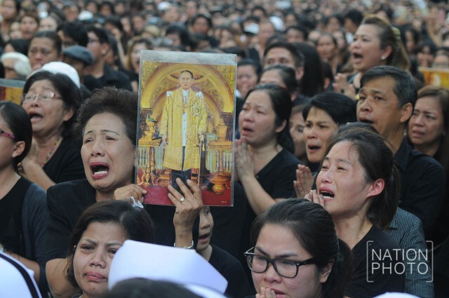 พสกนิกรชาวไทยร่ำไห้ ในพิธีเชิญพระบรมศพ