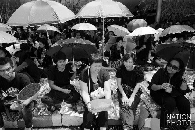 พสกนิกรเดินทางมารอบริเวณท้องสนามหลวง ในพิธีเคลื่อนพระบรมศพ
