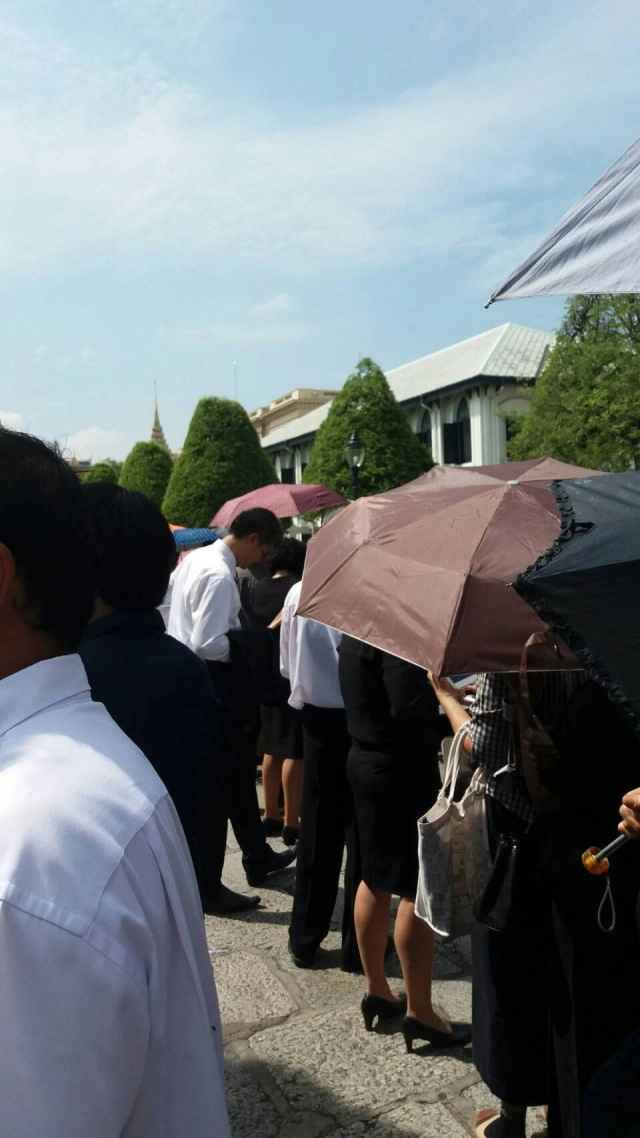 พสกนิกรชาวไทย ที่ วัดพระแก้ว ประตูวิเศษไชยศรี