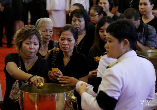 สำนักพระราชวังเปิดโอกาสให้ประชาชนถวายน้ำสรงพระบรมศพพระบาทสมเด็จพระเจ้าอยู่หัวภูมิพลอดุลยเดชฯ