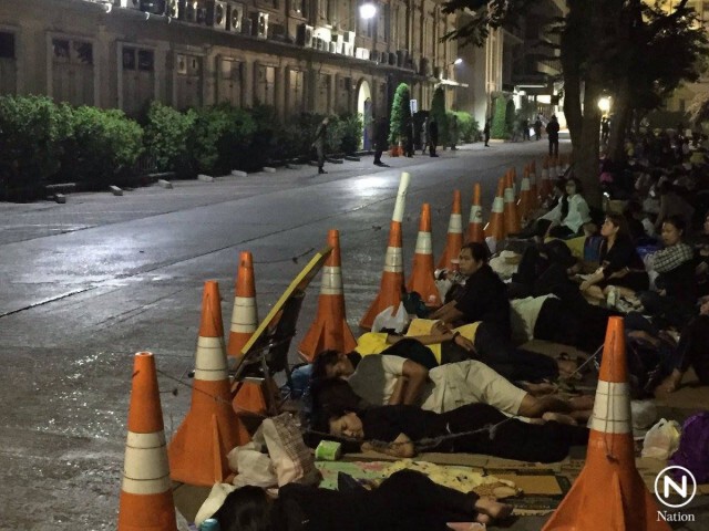 ปิดจราจรเส้นทางเคลื่อนพระบรมศพ-ประชาชนยังทยอยจับจองที่รอขบวนพระราชพิธีต่อเนื่อง