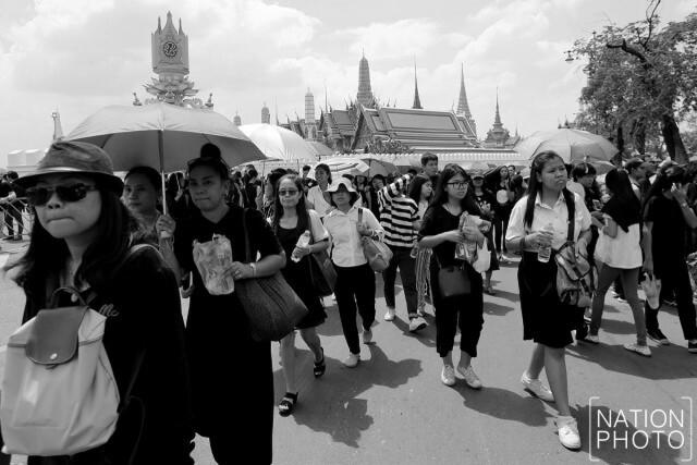 พสกนิกรเดินทางมารอบริเวณท้องสนามหลวง ในพิธีเคลื่อนพระบรมศพ
